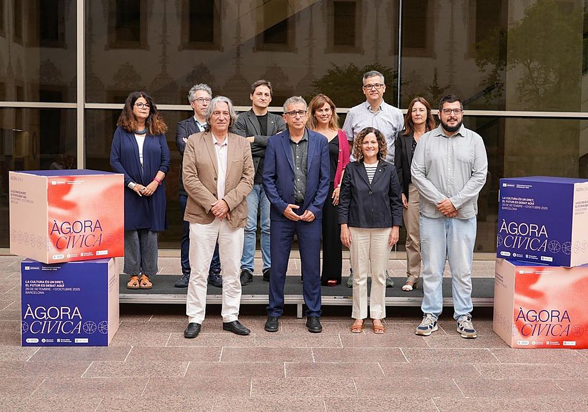 Los organizadores y representantes institucionales de Ágora Cívica