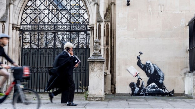 Imagem anterior - À esquerda, a imagem com a qual Banksy reivindicou a autoria da obra; À direita, o mural é coberto e guardado por dois seguranças.