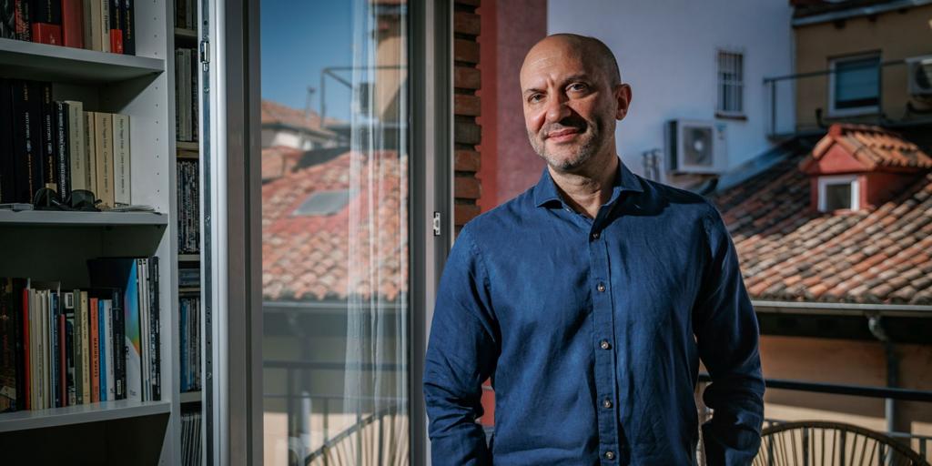 Carlos Granés: «La política se ha convertido en un entretenimiento más adictivo que el porno»