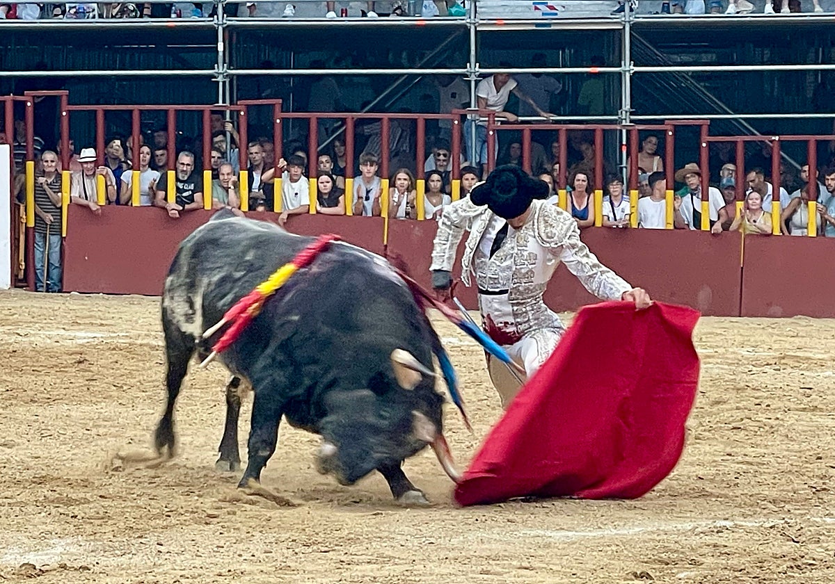 Emiliano Osornio cuaja al novillo en un doblón
