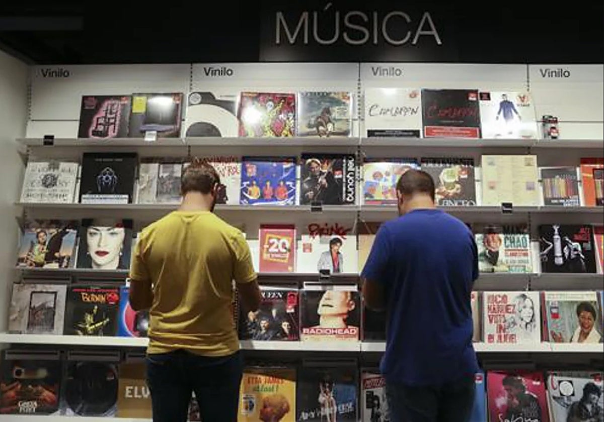 Compradores de música en una tienda
