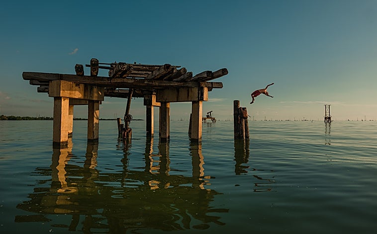Imagen principal - Arriba, 'Paraíso perdido', 2024, de Adriana Loureiro Fernández. Sobre estas líneas, a la izquierda, 'Calle Serrano',