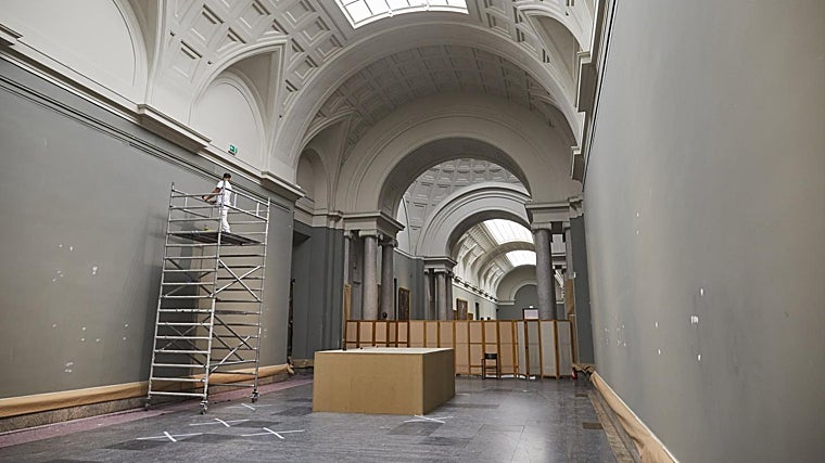 Imagen inédita de la galería central del Prado. Un biombo separa dos partes: una en obras y otra abierta al público. Recuerda a imágenes de la Guerra Civil