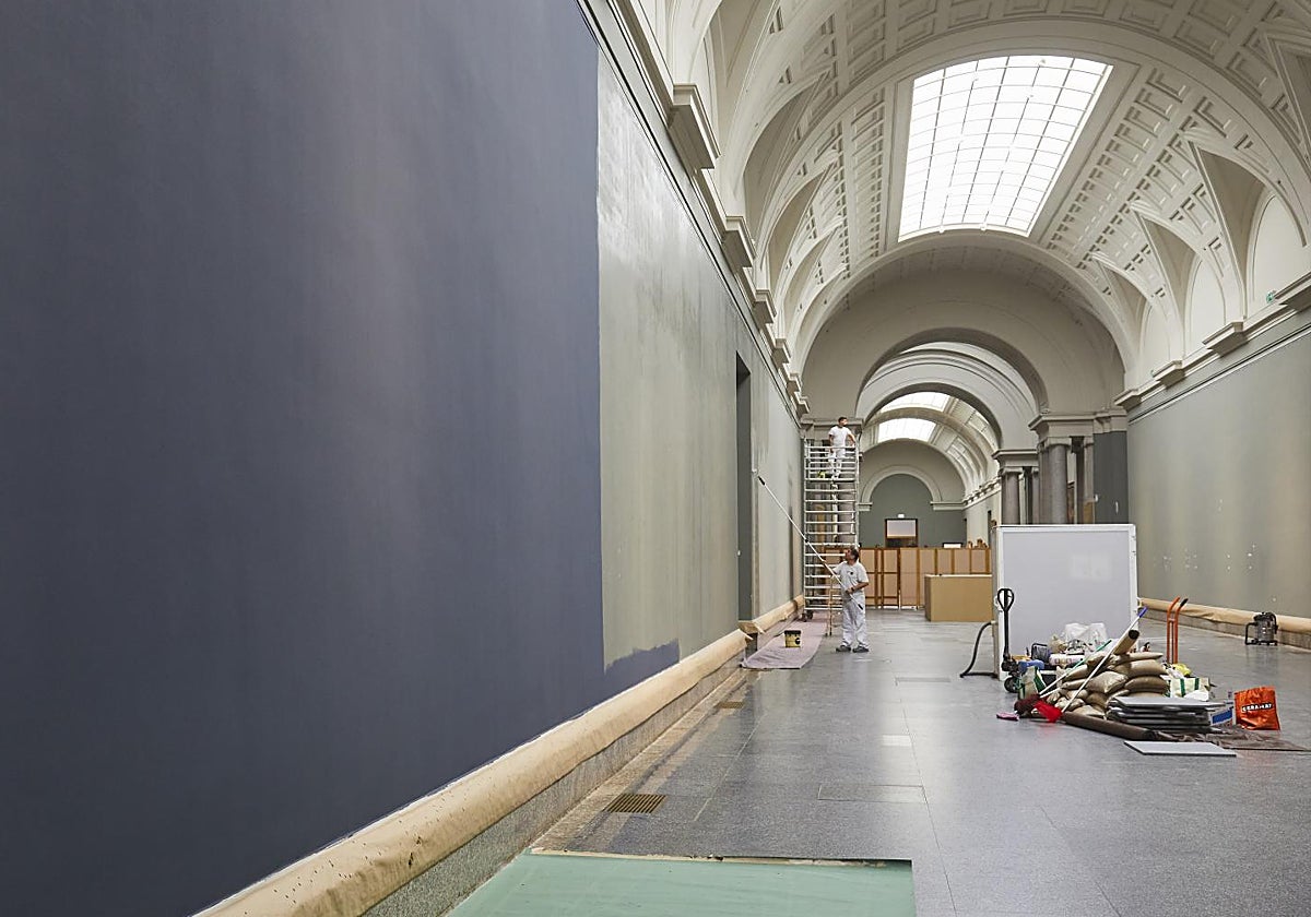 A la izquierda, el color azul del que se pintará toda la galería central del Prado. Dos pintores, este miércoles en plena faena