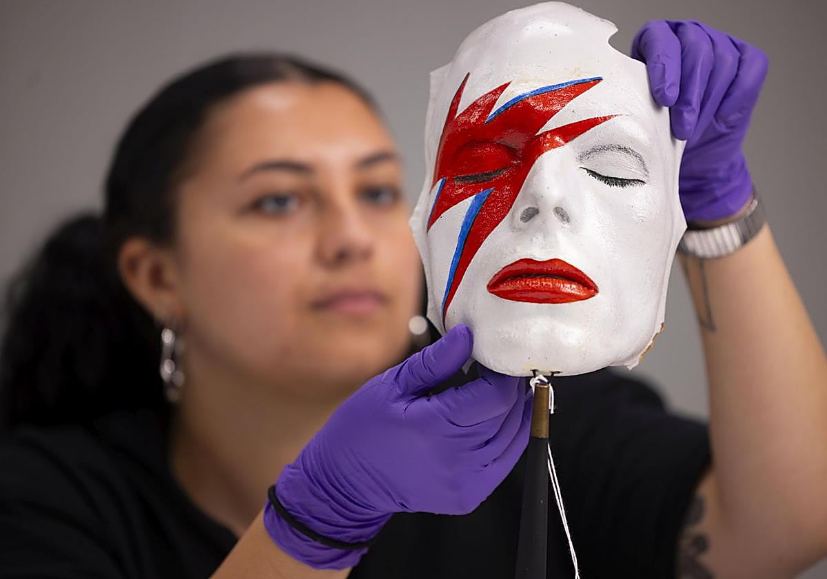 La responsable de acceso a las colecciones del V&A, con una máscara mortuoria de William Forsche del rostro de David Bowie
