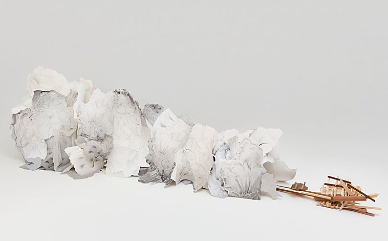 Imagen principal - En las imágenes, detalle de algunas de las obras de la muestra de Sara Quintero en el Museo ABC