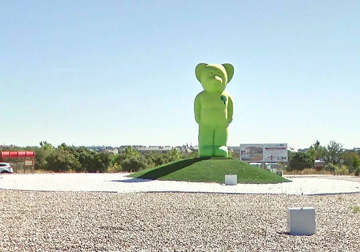 Escultura del Oso Verde, en Boadilla, de Eladio Mora (dEmo de nombre artístico)