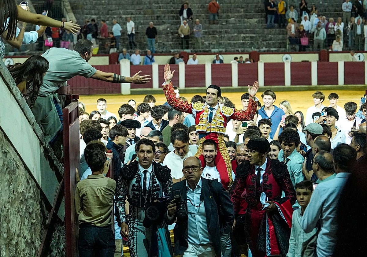 Emilio de Justo abandona a hombros el coso pucelano