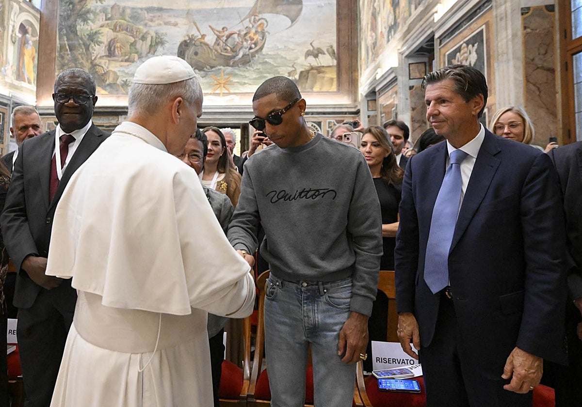 El Papa, junto a Pharrel Williams en el Vaticano