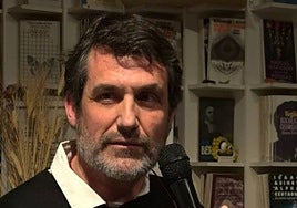 Marc Colell recibe el premio de Novela Café Gijón 2025 por su obra 'Las crines'