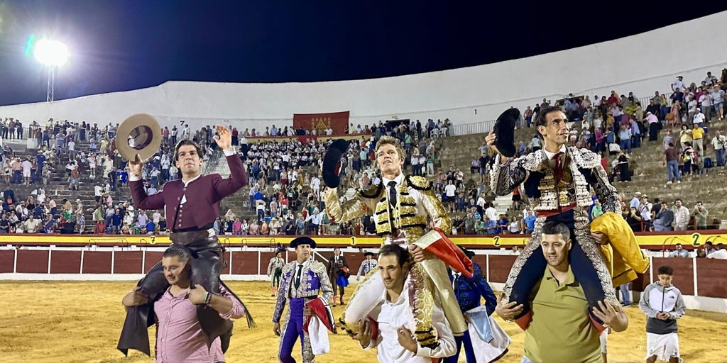 Éxito rotundo en Baza con la salida a hombros de Sebastián Fernández, Fortes y Borja Jiménez