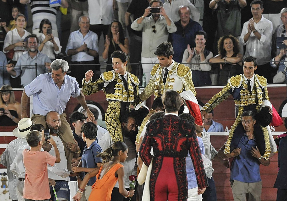 El ganadero y la terna salen a hombros