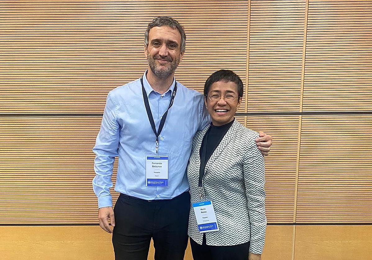 Fernando Belzunce, con María Ressa, periodista y premio Nobel de la Paz.