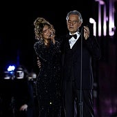 Una elegante Karol G triunfa en el Vaticano, y canta a dúo con Andrea Bocelli