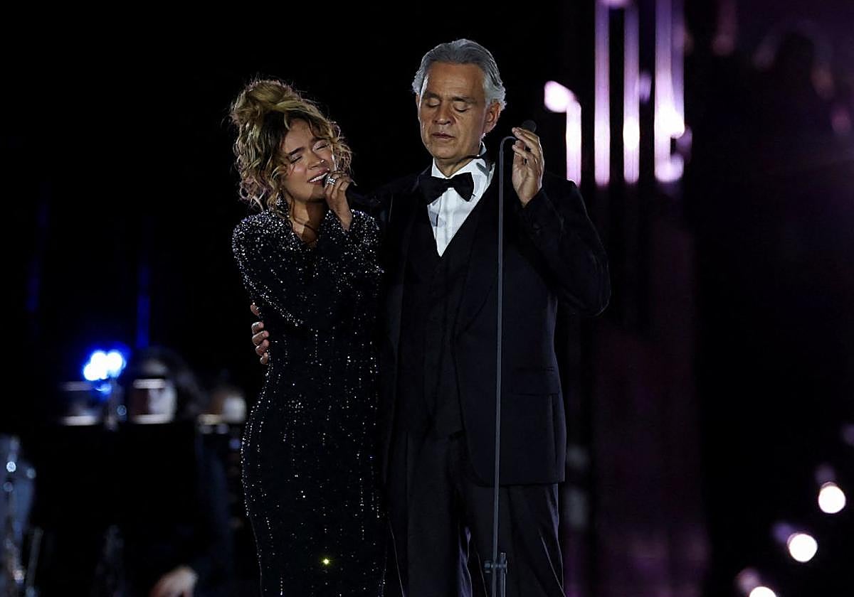 Karol G y Andrea Bocelli durante el concierto en el Vaticano