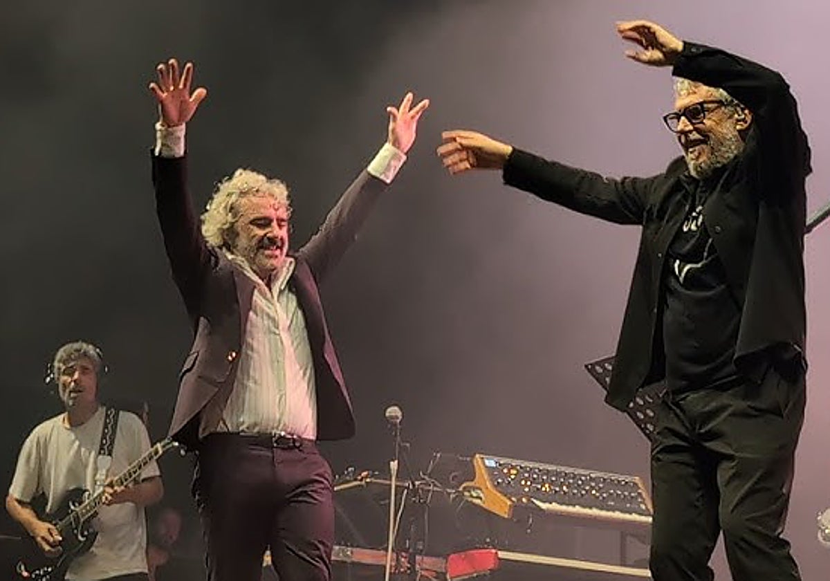 León Benvante e Iván Ferreiro, juntos sobre el escenario