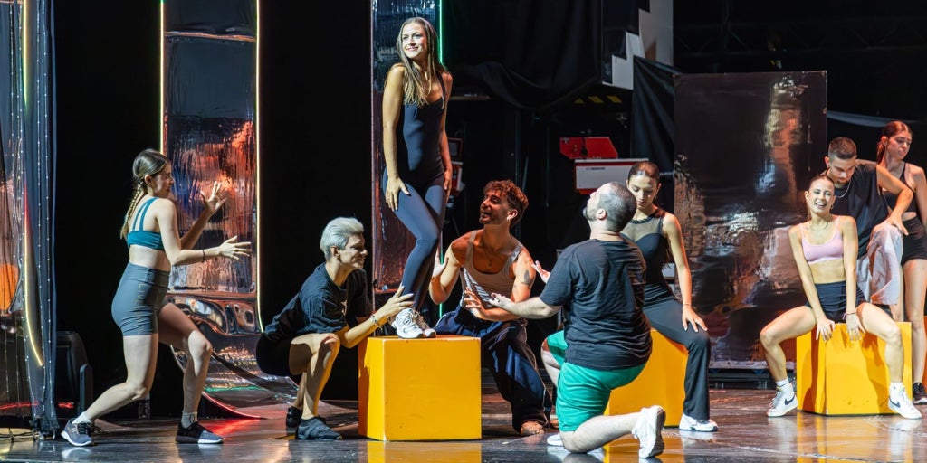 Raffaella Carrá vuelve a bailar en la Gran Vía madrileña