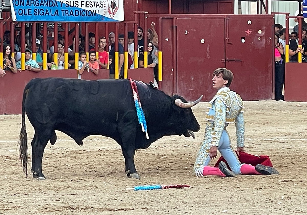 Julio Norte con el tercero, al que desorejó