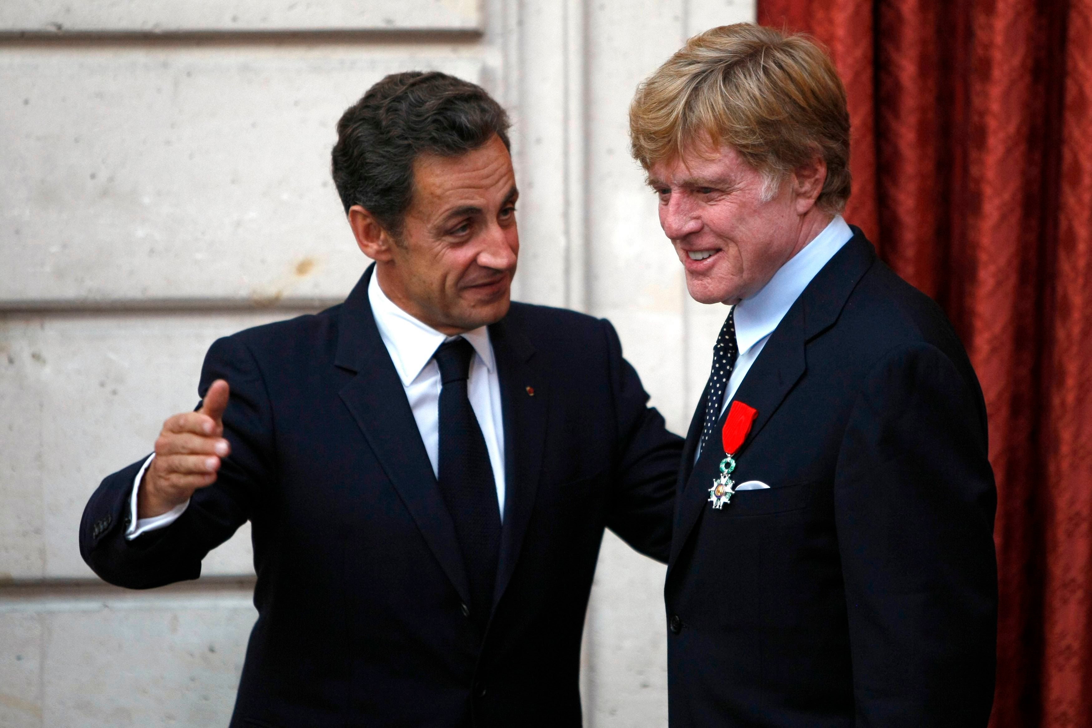 El actor y director Robert Redford (derecha) recibe el título de Caballero de la Legión de Honor del presidente francés, Nicolas Sarkozy, durante una ceremonia en el Palacio del Elíseo en París, el 14 de octubre de 2010.