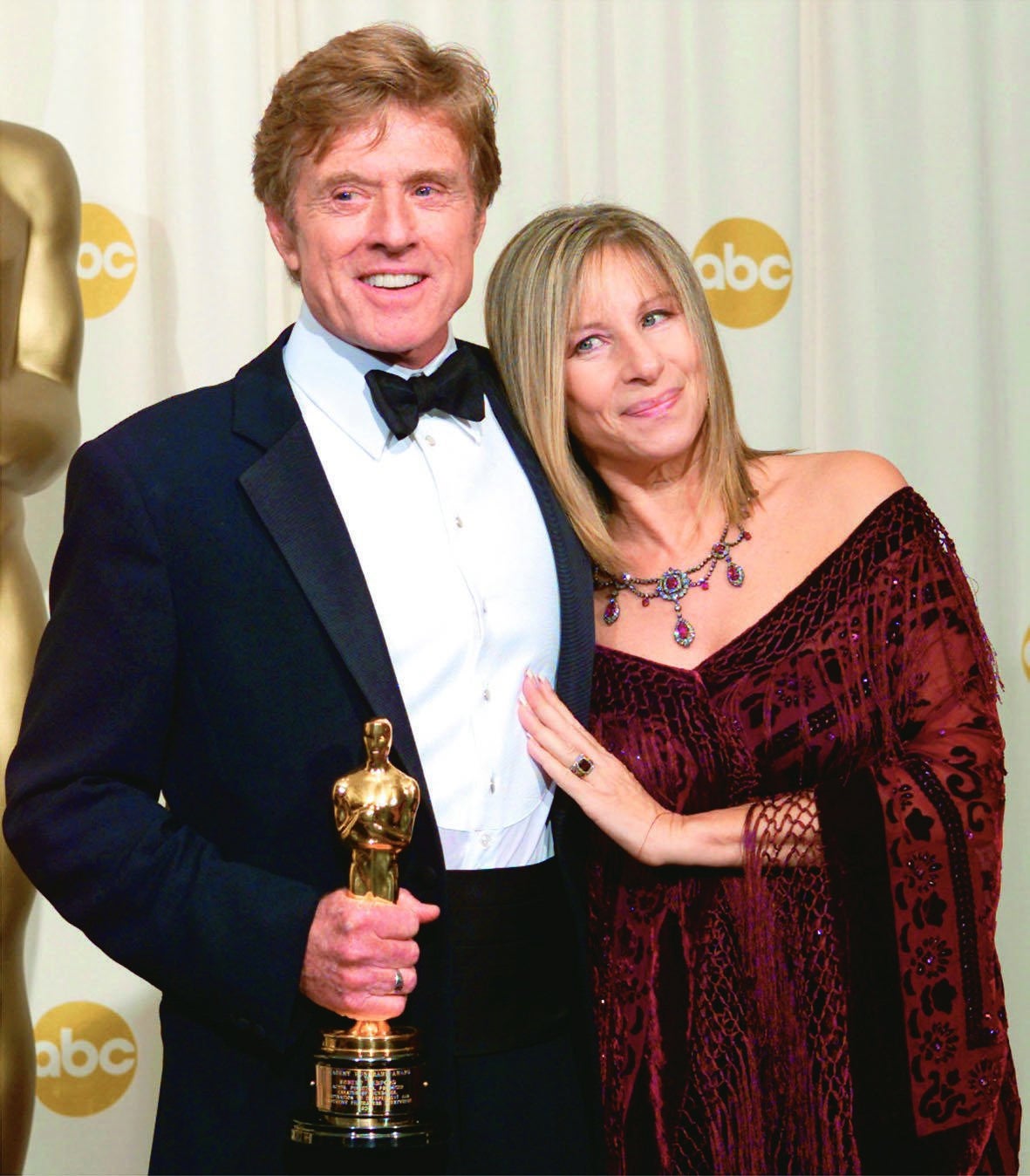 Robert Redford aparece detrás del escenario con Barbra Streisand después de ganar un Oscar honorario en la 74ª edición anual de los Premios de la Academia en Hollywood el 24 de marzo de 2002