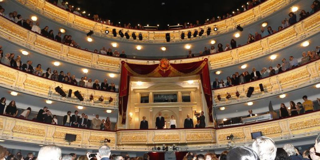 Los Reyes abren el palco del Teatro Real a la sociedad civil