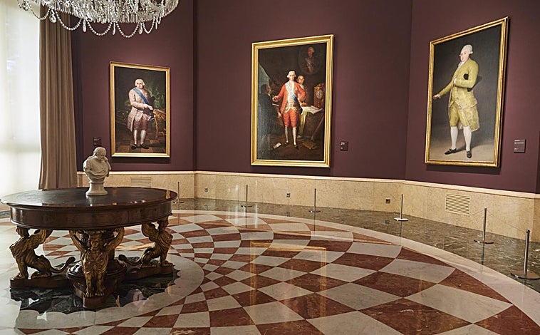 Ana Görüntü - Yukarıda, Goya Odası. Bu çizgilerde, solda, Kralların Portreleri, Yönetim Konseyi Salonu'ndaki Annie Leibovitz tarafından. Sağda, Sorolla Gala'nın yemek odalarından birinin çatısında boya, 'Voltaire bir hikaye anlatıyor'