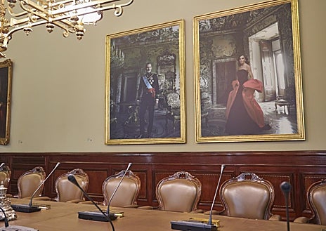 İkincil Görüntü 1 - Yukarıda, Goya Odası. Bu çizgilerde, solda, Kralların Portreleri, Yönetim Konseyi Salonu'ndaki Annie Leibovitz tarafından. Sağda, Sorolla Gala'nın yemek odalarından birinin çatısında boya, 'Voltaire bir hikaye anlatıyor'