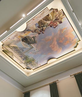 İkincil Görüntü 2 - Yukarı, Goya Odası. Bu çizgilerde, solda, Kralların Portreleri, Yönetim Konseyi Salonu'ndaki Annie Leibovitz tarafından. Sağda, Sorolla Gala'nın yemek odalarından birinin çatısında boya, 'Voltaire bir hikaye anlatıyor'