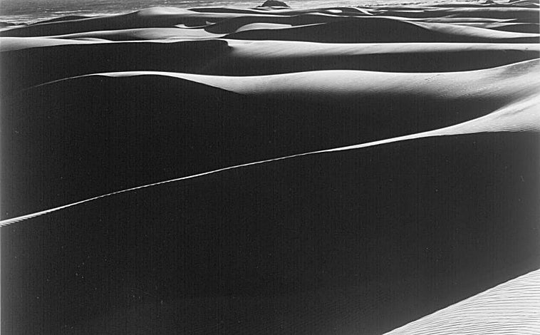 Imagen principal - Edward Weston. Arriba, 'Dunas', Oceano, 1936. Sobre estas líneas, a la izquierda, 'Nubes', Valle de la Muerte, 1939. A la derecha, Guadalupe Marín de Rivera, 1924