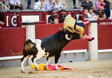 Serafín Marín sufre una cornada de 30 cm cuando recibía al primero