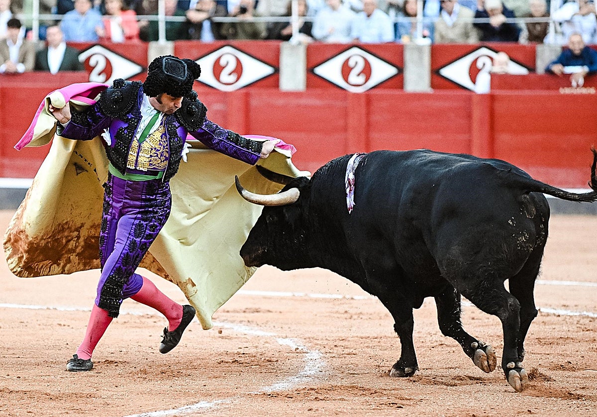El aleteo de Morante de la Puebla para sacar al cuarto toro del caballo