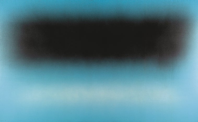 Imagen principal - Arriba, 'T1982-H31', 1982, de Hans Hartung. Hans Hartung Foundation. Sobre estas líneas, a la izquierda, 'Cabinet of', 2001-2002, de Roni Horn. Colección de Arte Contemporáneo de la Fundación 'la Caixa'. A la derecha, 'Six Seconds', 2001, de Alfredo Jaar. Cortesía del artista