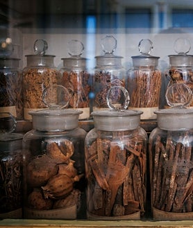 Imagen secundaria 2 - Extracto de cicuta, semen de ballena, pescado líquido: En la rebotica de la histórica Farmacia del Palacio Real de Madrid