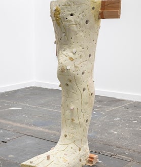 Imagen secundaria 2 - De arriba abajo, obra de Pilar Albarracín en la colectiva de la galería Maior; Kiefer en los espacios de Kewenig; y escultura de Damaris Pan en Fermay