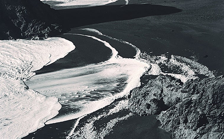 Imagen principal - En las imágenes, de arriba abajo, 'Surf, Bodega' (1937); 'Nude' (1936) y 'Excusado. México' (1925), fotos de época de Edward Weston
