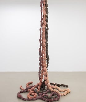 Imagen secundaria 2 - En las imágenes, de arriba abajo, 'Cilíndriques' (1994), de Mari Chordà en Chiquita Room; proyecto de Regina José Galindo en ADN; y 'Exudado', de Eva Fàbregas en Bombón Projects