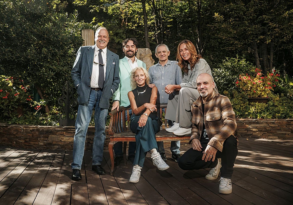 Juan Carlos Naya, Víctor Manuel Dogar, Iñaki Miramón (de pie), Flavia Zarzo, Lydia Bosch (sentadas) y Daniel Diosdado, en los jardines de la SGAE