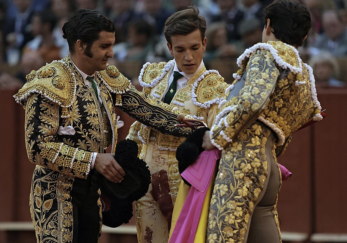 Javier Zulueta tomó la alternativa (con el mejor toro) con Morante de padrino y Roca Rey de testigo