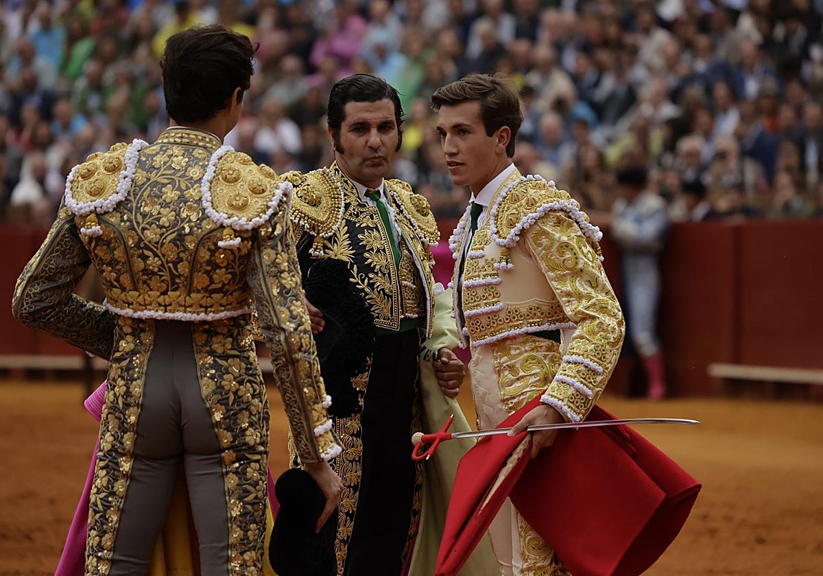 Javier Zulueta toma la alternativa en presencia de Morante y Roca Rey