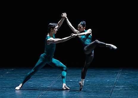 Imagen secundaria 1 - Instantes previos a la gala. Derecha: Riho Sakamoto y Martin ten Kortenaar en 'In the middle, somewhat elevated'. Izquierda: Mario Galindo y Shani Peretz en 'Discordance', de Jose Carlos Blanco