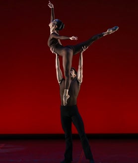 Imagen secundaria 2 - Instantes previos a la gala. Derecha: Riho Sakamoto y Martin ten Kortenaar en 'In the middle, somewhat elevated'. Izquierda: Mario Galindo y Shani Peretz en 'Discordance', de Jose Carlos Blanco