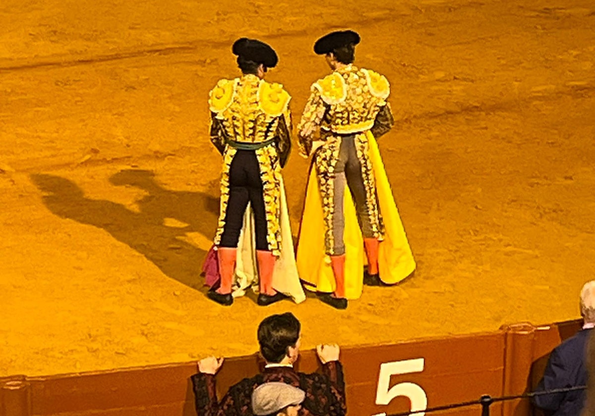 Morante y Roca Rey conversando esta tarde en Sevilla