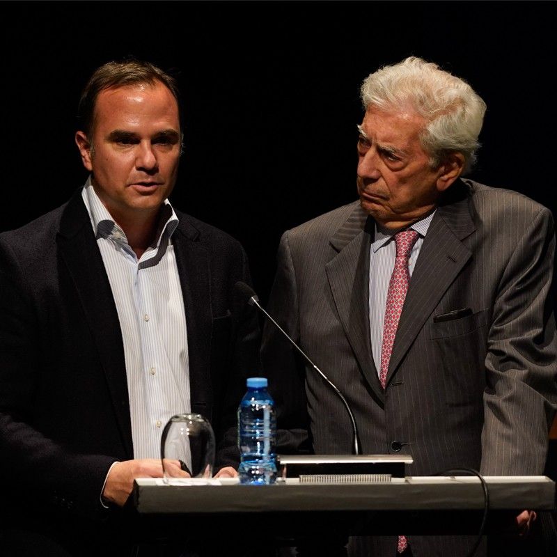 Raúl Tola, director de la Cátedra Vargas Llosa, junto a Mario Vargas Llosa