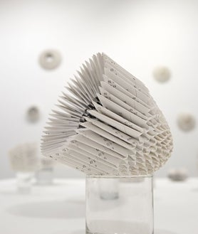 Imagen secundaria 2 - De arriba abajo, instalación de Lluc Margrau en Vangar; montaje de 'Grabadores de domingo', de Suárez Londoño, en Gabinete de Dibujos; y una de las obras de Chingsum Jessye Luk, realizada con tickets de compra, en Set Espai d'Art