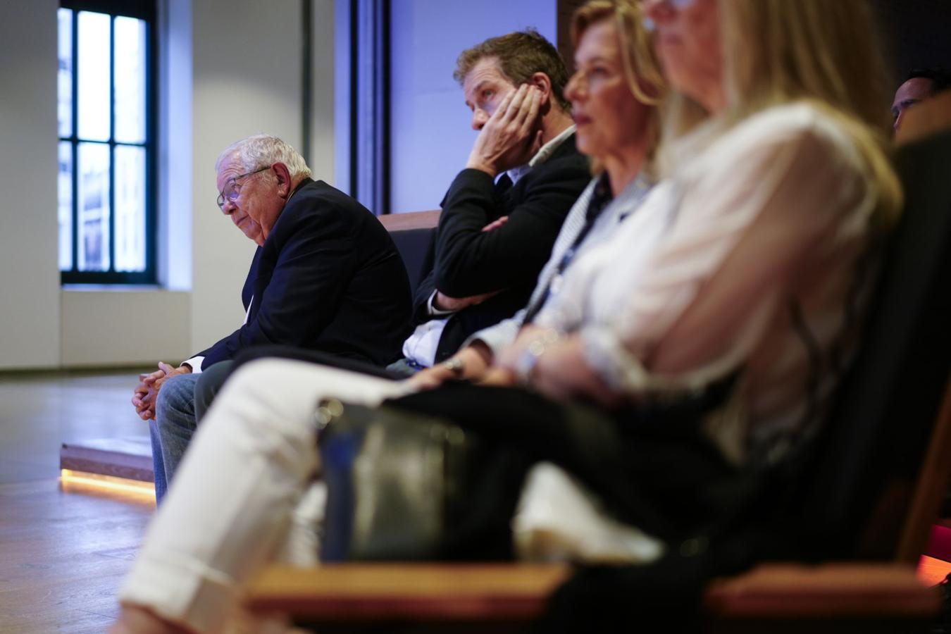 El periodista Fernando Jáuregui (izquierda), atento.