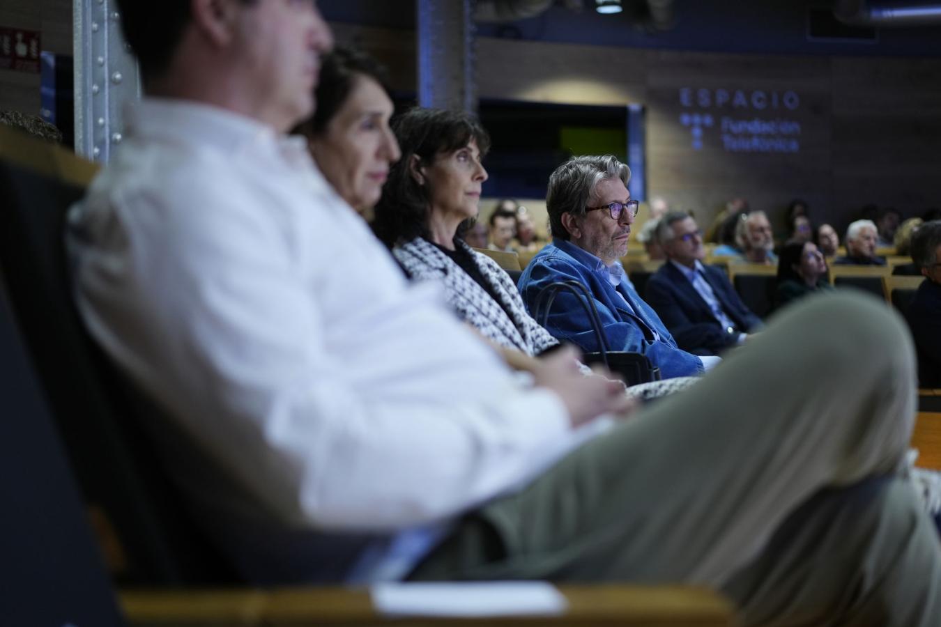 El columnista de ABC Ignacio Camacho (derecha) y Noemí Ramírez (izquierda), directora de Estrategia Digital de Vocento, entre el público asistente.
