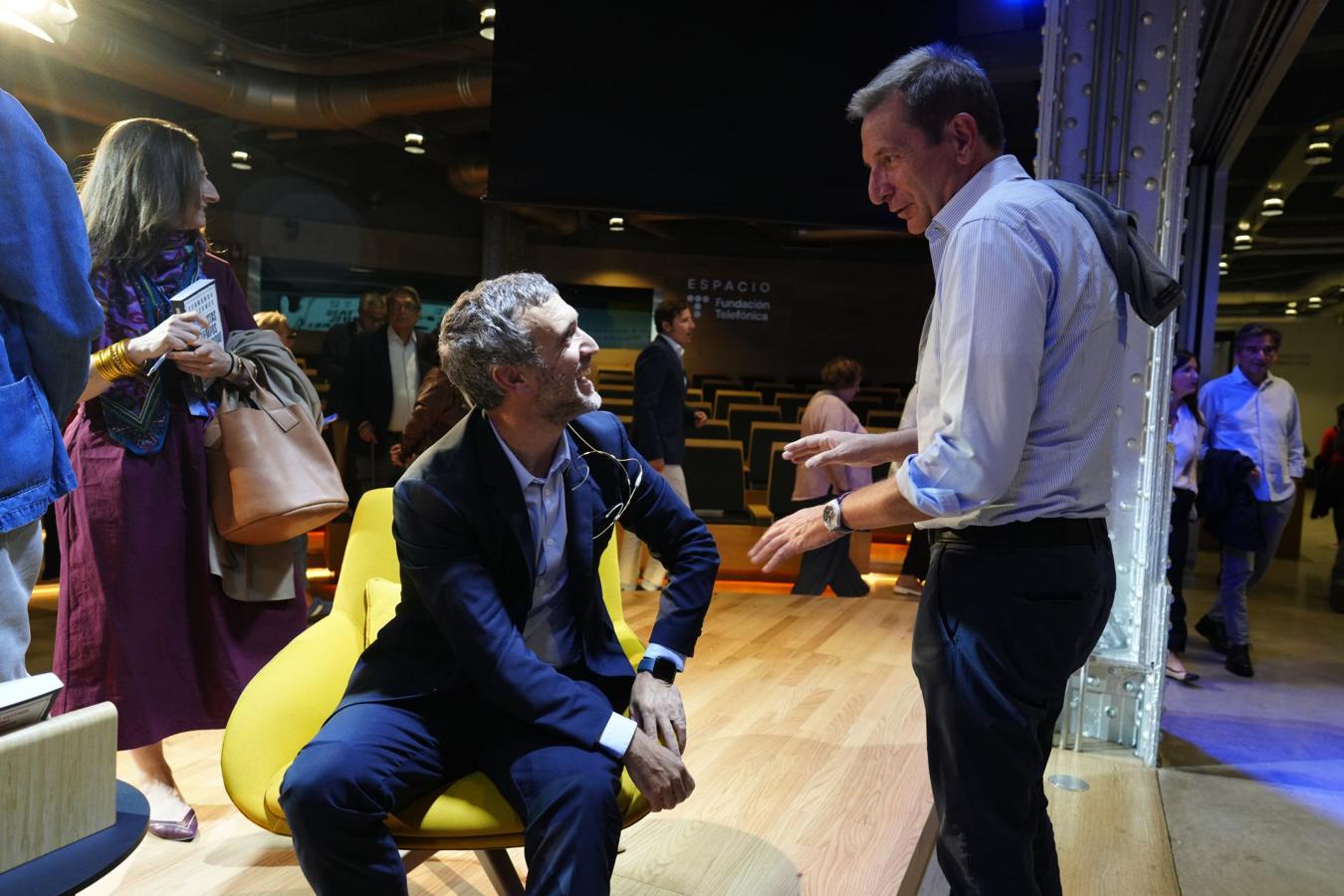 Belzunce charla con los asistentes.