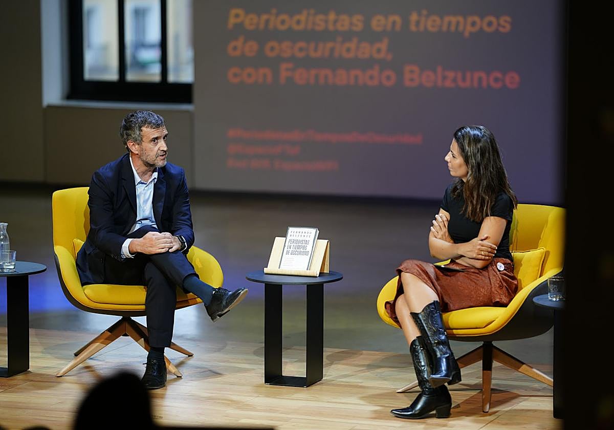 Fernando Belzunce presenta 'Periodistas en tiempos de oscuridad', junto a Ana Pastor