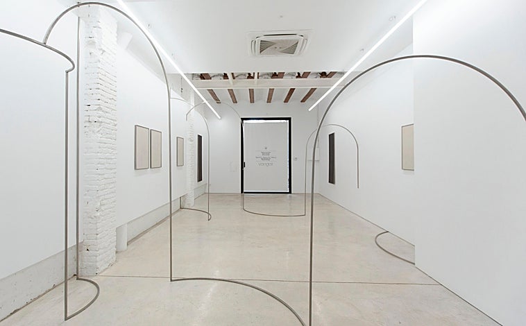 Imagen principal - De arriba abajo, instalación de Lluc Margrau en Vangar; montaje de 'Grabadores de domingo', de Suárez Londoño, en Gabinete de Dibujos; y una de las obras de Chingsum Jessye Luk, realizada con tickets de compra, en Set Espai d'Art