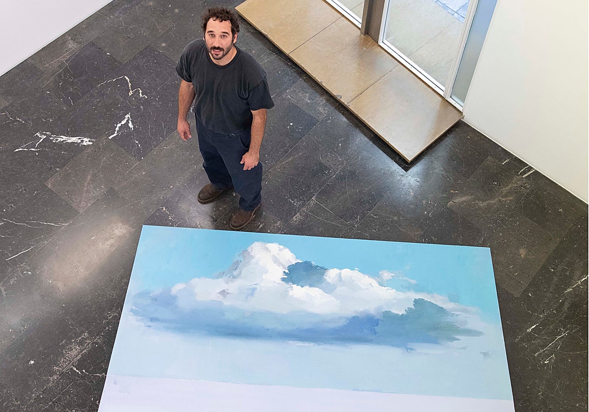 Javi Cruz con una de sus obras en la galería Luis Adelantado